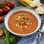 Gazpacho mit passierten Tomaten – Schnell gemacht, wunderbar geschmackvoll 4 Gazpacho mit passierten Tomaten und Paprika, serviert mit Brot