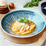 Tomaten Basilikum Pesto mit frischen Tomaten: Das beste Sommerrezept, das du lieben wirst 2 serviertes tomaten basilikum pesto mit frischen tomaten auf tisch