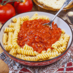 Tomatensoße mit passierten Tomaten Rezept beim Kochen und Servieren