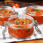 tomatensugo rezept italienisch in obenansicht im buegelglas mit kraeutern